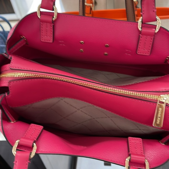 MICHAEL KORS 
Reed Large Graphic Logo Belted Satchel
Electric Pink 
NWT - Picture 11 of 16